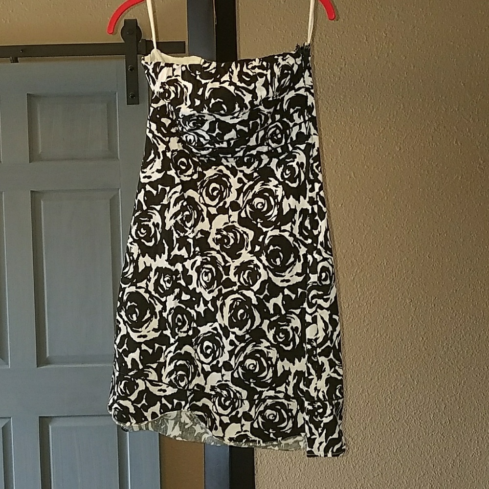 Womens medium strapless dress